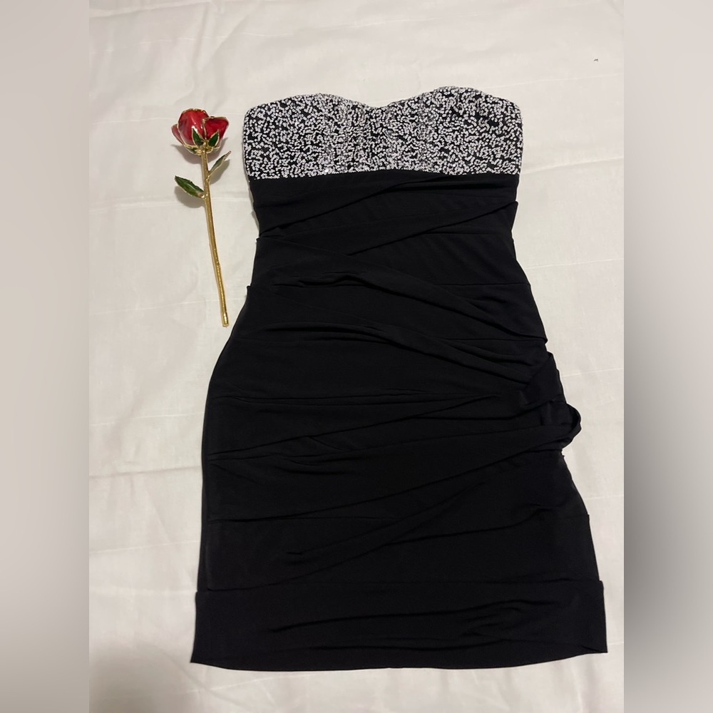 Vestido Strapless negro con blanco